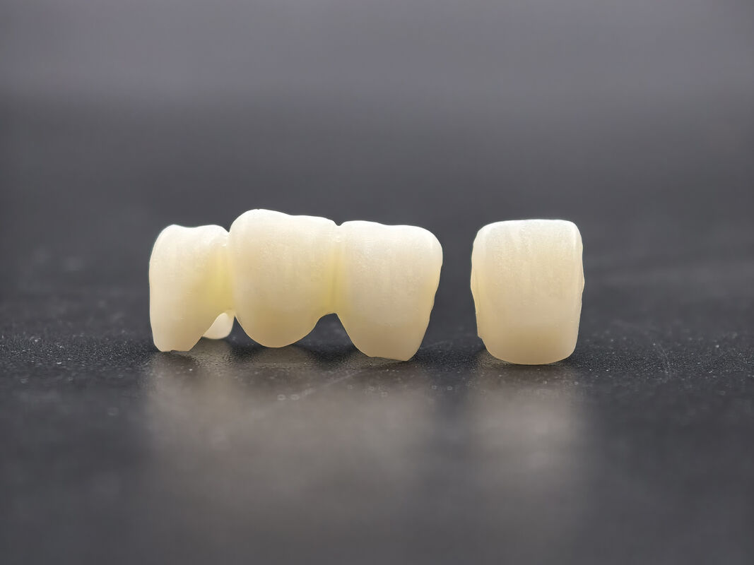 Dental Zirconia Block preshed untuk pemrosesan CADCAM dengan kekuatan superior dan translucence yang sangat meniru gigi alami