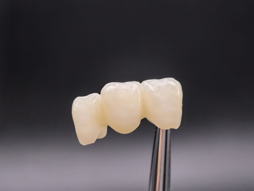 Dental Zirconia Block dirancang untuk restorasi anterior estetika alami dengan kekuatan 650MPa dan pemrosesan CAD CAM cepat