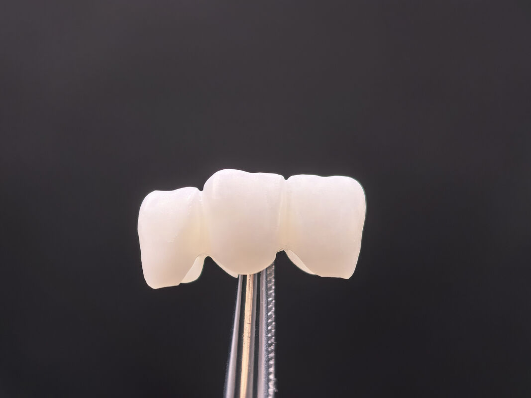 Dental Zirconia Block dirancang untuk restorasi anterior estetika alami dengan kekuatan 650MPa dan pemrosesan CAD CAM cepat